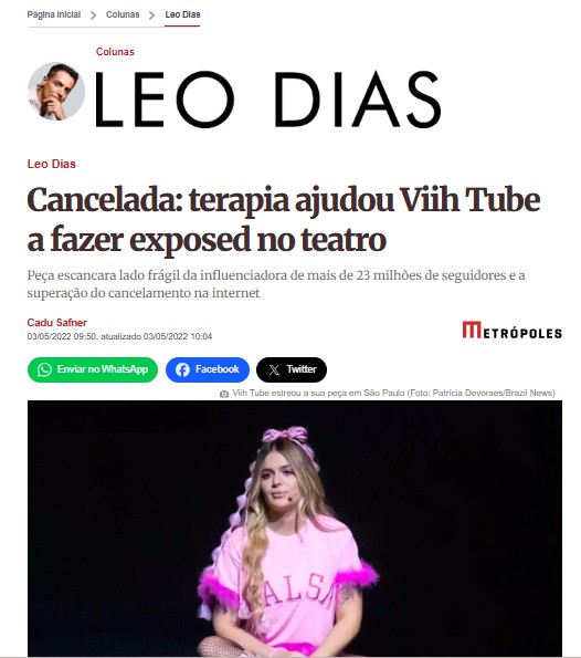 Imagem da coluna de Leo Dias sobre Vih Tube, destacando sua peça teatral e a superação do cancelamento. Vih Tube aparece vestida com uma camiseta rosa e uma faixa na cabeça, expressando emoções no palco.